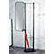 Porte-manteau noir autoportant avec miroir et parapluie rouge.