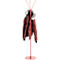 Porte-manteau rouge avec une doudoune rouge.