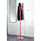 Porte-manteau rouge avec manteau noir, à côté d'un miroir noir sur un mur gris.