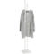 Porte-manteau blanc avec cardigan gris clair. Le porte-manteau est muni de crochets et d'une base rectangulaire.