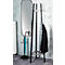 Porte-manteau avec miroir, veste noire et parapluie bleu.