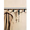 Un manteau et des clés sont accrochés à un porte-manteau. Le porte-manteau noir est monté sur un mur en bois.