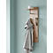 Porte-manteau en bois sur mur turquoise. Une écharpe grise est suspendue à un crochet, au-dessus une étagère avec un bol blanc. A côté des clés.