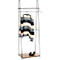 Porte-vêtements avec vêtements et chaussures. Structure métallique, étagères en bois. Un cardigan rayé est suspendu au cintre.
