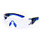 Schutzbrille, hauptsächlich transparent mit blauen und schwarzen Akzenten. Logos sind sichtbar.
