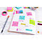 Gros plan d'un carnet ouvert avec des post-it avec des textes comme 'Bowling', 'English' et 'Study for Test'.