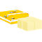 Gelbe Post-it-Notizen und eine Schachtel mit dem Post-it-Logo. Stapel von gelben Blöcken, ein Teil der Schachtel im Hintergrund.