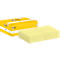 Gelbe Post-it-Zettel auf weissem Hintergrund, links ein Karton, der "Post-it"-Notizen enthält.