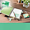 Notizbuch und Post-its auf Holzschreibtisch mit Stift und Blumen. Im Hintergrund Laptop. Post-it Logo.