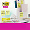 Büro-Schreibtisch mit Post-it-Zetteln, Notizen mit Schriftzügen, Stifthalter, Schildkröten-Dekor und Laptop.