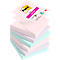 Ein Stapel bunter Post-it Zettel, oben liegt ein Post-it Block mit pinkem Label.