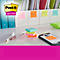 Verschiedenfarbige Post-it-Hefte, Stifte, Ordner und ein Smartphone.