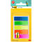 Post-it index flags de différentes couleurs: bleu, vert, jaune, orange et rose. Emballé sur un fond jaune.