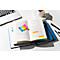 Livre ouvert avec des post-it colorés, un ordinateur portable, une tasse de café et des stylos sur un bureau blanc.
