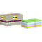 Boîte de Post-it et deux piles de Post-it colorés. La boîte affiche la mention 'Post-it' et la note 'Super Sticky - 100% recycled paper'.
