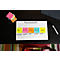 Op een whiteboard staan gekleurde post-its met de woorden: Her, purple, flowers, barely, smell. Daaronder staan woordsoorten: voorzetsel, bijvoeglijk naamwoord, zelfstandig naamwoord, bijwoord, werkwoord.