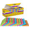 Eine gelbe Vorratsbox mit Post-it Super Sticky Notes und zwölf farbenfrohen Haftnotizblöcken davor.