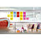Bunte Haftnotizen mit Geschäftsnotizen kleben an einer Trennwand in einem modernen Büro.