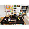 Bureau avec ordinateur portable, notes, café, livres et post-it. En arrière-plan, une étagère avec des notes et des livres.