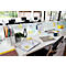 Espace de travail de bureau avec des post-it, des stylos, des cahiers et un ordinateur portable.
