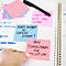 Close-up van een planner met post-its. Roze post-it leest: 'Koop zonnebrandcrème voor vakantie.'