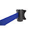 Barrière rétractable murale avec sangle bleue dans un boîtier noir sur fond blanc.