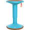 Tabouret debout turquoise avec assise et bord de pied marron. Une poignée orange est attachée sur le côté.