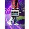 Person trägt eine graue Powerstation mit LCD-Display im Freien vor einem neon-violetten Hintergrund.