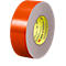 Eine Rolle orangefarbenen Klebebands, 3M 5959, Detailaufnahme, grau, gelb, weißer Hintergrund.