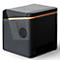 Schwarzer, quaderförmiger Gerät, mit kupferfarbenem Akzent. Seitlich Lüftungsschlitze und runde Öffnung.
