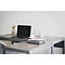 Un bureau élégant avec un ordinateur portable ouvert, une tasse à café blanche et un vase de fleurs. Un classeur est posé sur la table.