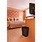 Hotelkamer met tweepersoonsbed, tv en vuilnisbak. De kamer is in warme tinten.