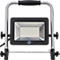 Un projecteur LED de construction portable avec un boîtier rectangulaire noir et unSupport en aluminium. La lampe présente environ 30 petites LED.