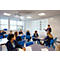 Un professeur explique une présentation d'ADN en classe. Les élèves sont assis à des tables et écoutent. Un projecteur projette l'image.