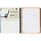 Offenes Spiralnotizbuch mit linierten Seiten, orangefarbenem Rand und blauem Hintergrund. Auf der linken Seite ist ein Smartphone abgebildet.