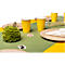 Gros plan d'une table de Pâques. Gobelets jaunes, assiettes en carton et nappe verte avec éléments décoratifs.