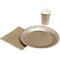 Assiette en carton marron, gobelet et serviette, le tout sur fond blanc.