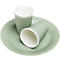 Assiette en papier vert clair avec deux gobelets en papier, un debout, un couché.