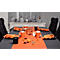 Festlich gedeckter Tisch mit orangefarbenen Akzenten, Gläsern, Servietten und Dekoration.