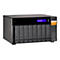 Un boîtier de stockage JBOD QNAP TL-D800S noir. L'appareil dispose de huit baies de disques et d'un écran bleu avec le nom du modèle.