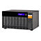 Ein schwarzes QNAP TL-D800S JBOD-Gehäuse, mit acht Einschüben für Festplatten. Das Gerät hat ein blaues Display mit Modellname, grüne LEDs und einen Aufkleber mit Produktinformationen.