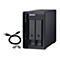 Ein schwarzes QNAP NAS-Gerät mit USB-Kabel und Zubehör. Auf der Vorderseite sind HDD- und USB-Leuchten zu sehen, sowie das QNAP-Logo.