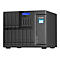Serveur NAS QNAP noir avec baies de disques durs. Des informations s'affichent sur un Ã©cran.