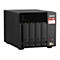 Ein schwarzes QNAP TS-X73A NAS-Gerät. Auf der Vorderseite sind Einschübe für Festplatten, Anzeigen für Status, LAN und USB sowie ein USB-Anschluss und der Einschaltknopf zu sehen. Auf der Seite ist ein Aufkleber mit Produktinformationen.