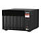 Serveur NAS QNAP noir avec sept baies de disque et un autocollant rouge.