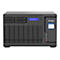 Un appareil NAS noir avec des logements HDD et SSD, un écran et un logo QNAP.