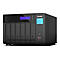 Un appareil NAS QNAP noir avec sept baies et un écran affichant des informations.