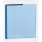 Carnet bleu clair avec une texture semblable au cuir. Bord noir en haut, cousu blanc.