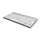 Flache, graue und weiße Tastatur mit französischem AZERTY-Layout auf weißem Hintergrund.