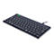 Schwarze, flache Tastatur mit weißen Tasten vor weißem Hintergrund. Ein USB-Kabel ist angeschlossen.